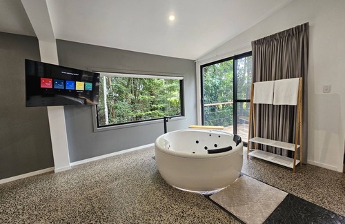 Gordonvale Cabin | Couples Retreat spa & massage cabin Cairns