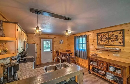 Mineral Bluff Cabin | Couples Retreat w/hot tub & fire pit - 10min to Blue Ridge