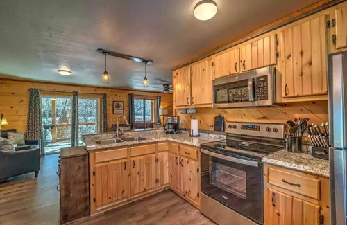 Mineral Bluff Cabin | Couples Retreat w/hot tub & fire pit - 10min to Blue Ridge
