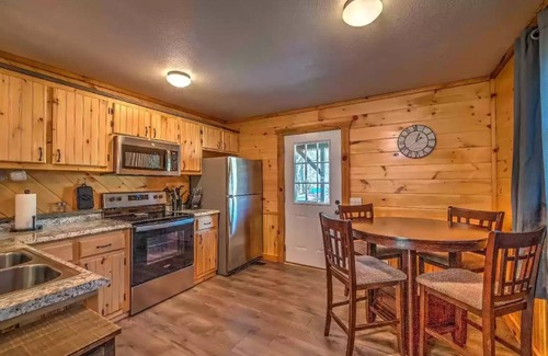 Mineral Bluff Cabin | Couples Retreat w/hot tub & fire pit - 10min to Blue Ridge