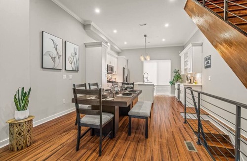 Point Breeze House | Couples Retreat w/Movie Theater & Roof Deck