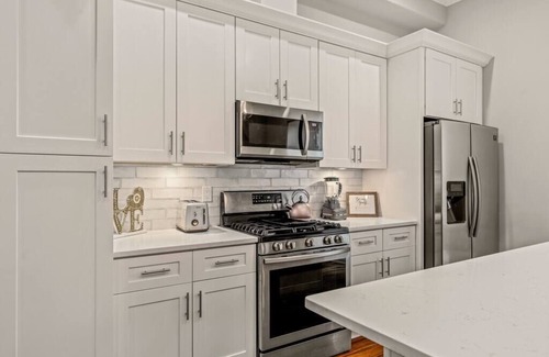 Point Breeze House | Couples Retreat w/Movie Theater & Roof Deck