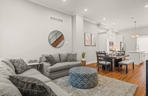 Point Breeze House | Couples Retreat w/Movie Theater & Roof Deck
