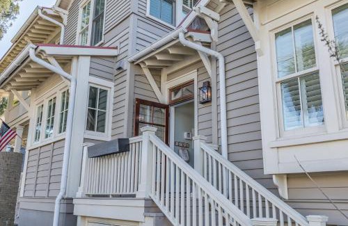 Downtown House | Couples Retreat, Walk to waterfront, shops and restaurants!