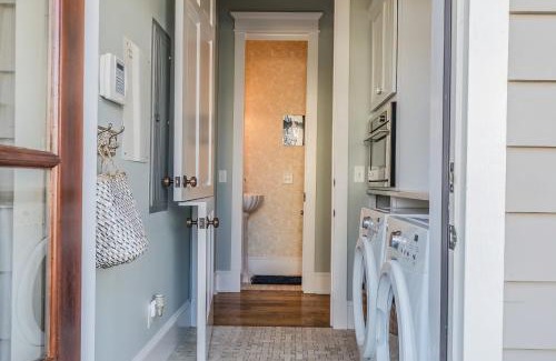 Downtown House | Couples Retreat, Walk to waterfront, shops and restaurants!