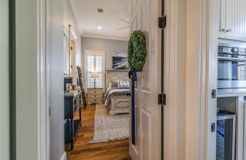 Downtown House | Couples Retreat, Walk to waterfront, shops and restaurants!