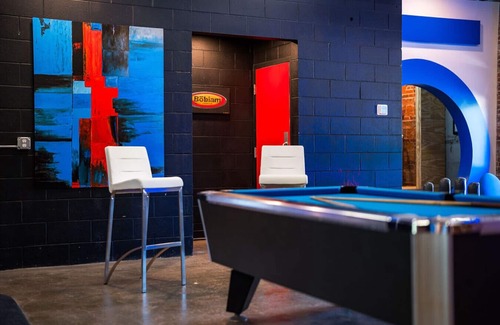 Sparta House | Couples Sanctuary | Cozy Lounge | Fire Pit | Art