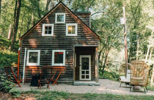 Layton House | Couples Serenity Cabin Waterfall Lake