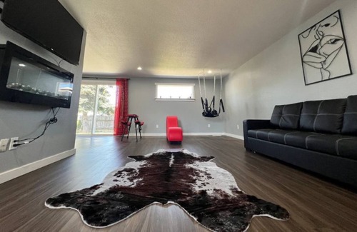 Eugene House | Couples Themed - Adult Rental 14 mins from Downtown Eugene