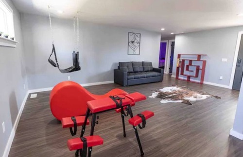 Eugene House | Couples Themed - Adult Rental 14 mins from Downtown Eugene