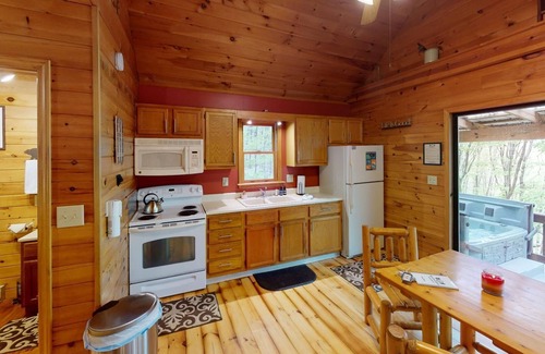 Laurelville Cabin | Couples wooded getaway