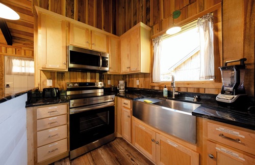 Smithville Cabin | CouplesRelaxingCreeksideTinyCabin near CenterHillLake & RockIslandStatePark