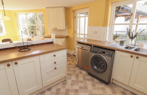 Cowbridge Cottage | COURT COTTAGE, pet friendly, character holiday cottage in Cowbridge