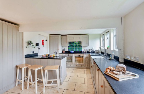 Warbleton House | Court Lodge is a substantial and picturesque twin roundel oast house set in pretty gardens within th