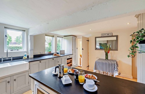 Warbleton House | Court Lodge is a substantial and picturesque twin roundel oast house set in pretty gardens within th