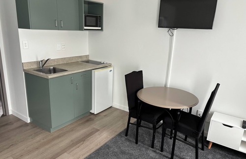 Sherborne Street Hotel | Courtesy Court Motel