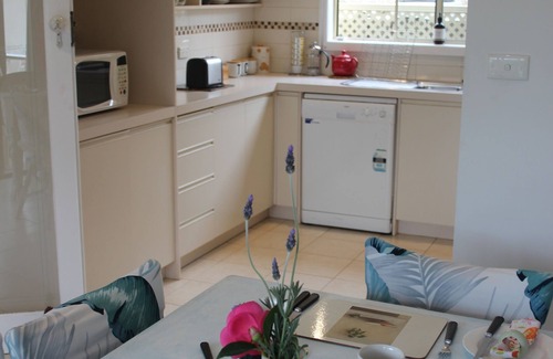 Euroa Bed & Breakfast | Courtside Cottage Bed & Breakfast