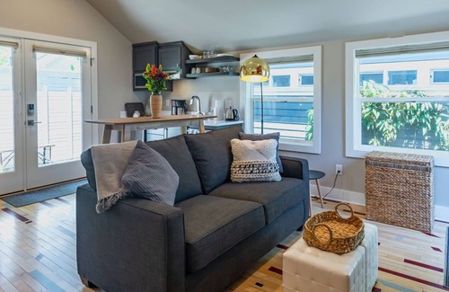 Historic Downtown District Cottage | Courtside Cottage - WalkScore 93 - Dog Friendly