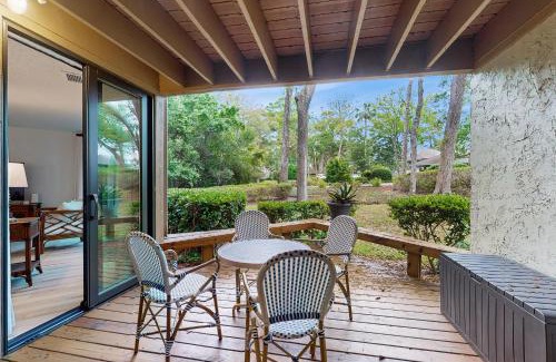 Fernandina Beach Apartment | Courtside Villa A-King Suite Side