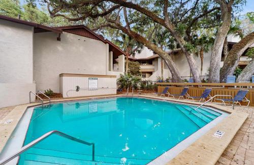 Fernandina Beach Apartment | Courtside Villa A-King Suite Side