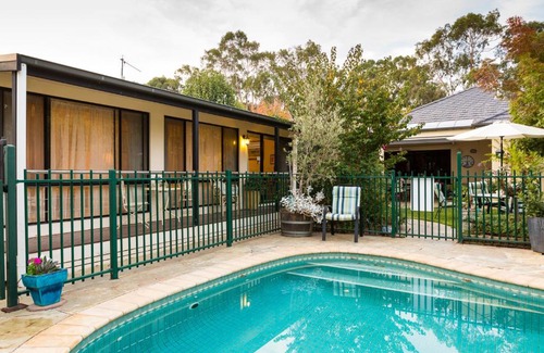 Euroa Bed & Breakfast | Courtsidecottage Bed and Breakfast