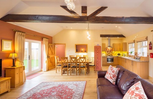 Beverley Cottage | Courtyard 2 bedrooms - sleeps 5-6 guests in 2 bedrooms