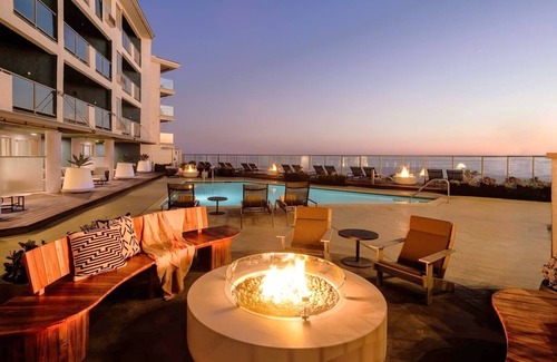 Carlsbad Village House | Courtyard 2 Queen at Beach Terrace, Outdoor Pool, 2 Relaxing Units