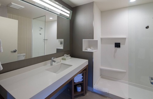 Bay City Hotel | Courtyard Bay City