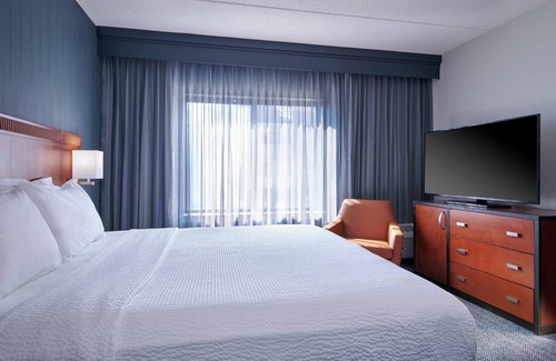 Half Day Hotel | Courtyard by Marriott Chicago Lincolnshire