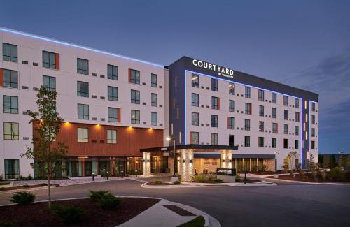 Petoskey Hotel | Courtyard by Marriott Petoskey at Victories Square
