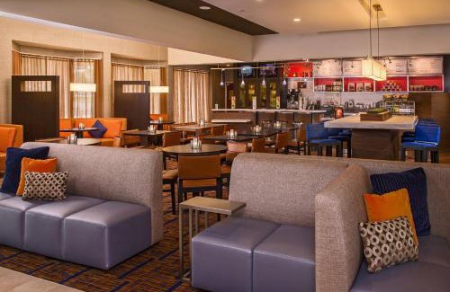 Richmond Hotel | Courtyard by Marriott Richmond West