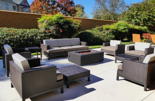 Greenbrier East Hotel | Courtyard Chesapeake Greenbrier