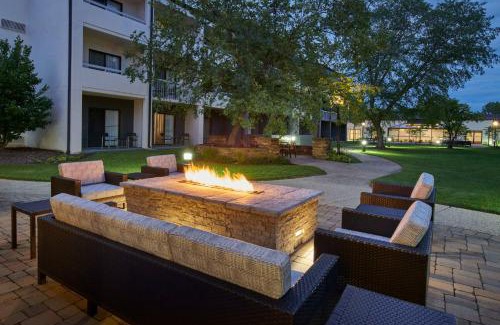 Half Day Hotel | Courtyard Chicago Lincolnshire