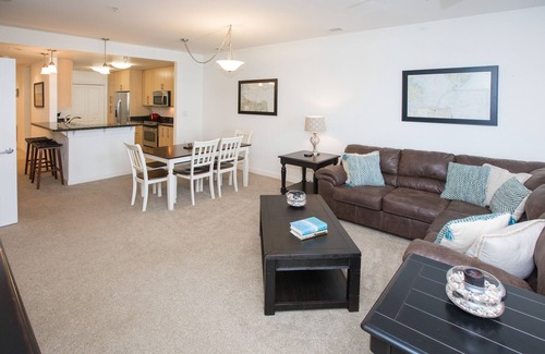 Sandbridge Condo | Courtyard condo near the ocean with W/D, outdoor pool & gym