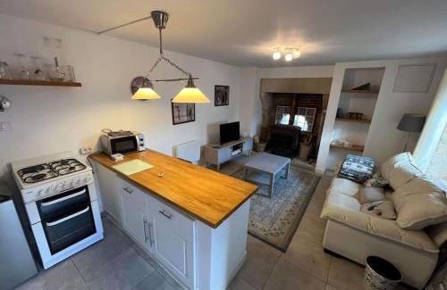 Bazoges-en-Pareds House | Courtyard cosy cottage