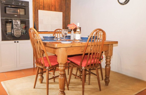 Peak District National Park Cottage | COURTYARD COTTAGE, family friendly in Chapel-En-Le-Frith