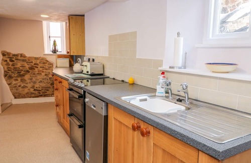 Chulmleigh Cottage | Courtyard Cottage : Sleeps 4 with 2 Bathrooms in Hilltop Village