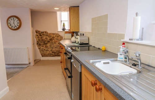 Chulmleigh Cottage | Courtyard Cottage : Sleeps 4 with 2 Bathrooms in Hilltop Village