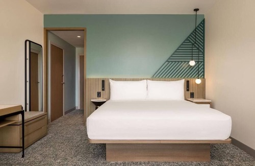 Otrobanda Hotel | Courtyard Curacao King Deluxe, Spacious Room, Modern Comforts, Prime Location