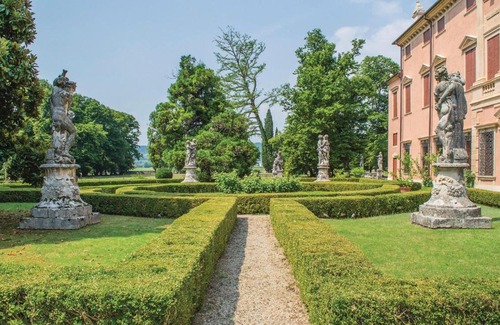 Castelgomberto Apartment | Courtyard