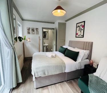 Hammersmith Apartment | Courtyard Oasis