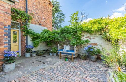 Boraston House | Courtyard Retreat