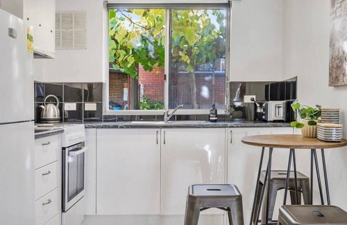North Hobart Apartment | Courtyard Serenity at Grappa Court North Hobart