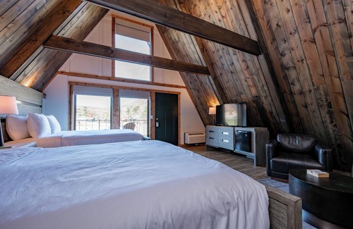 Thayerville Hotel | Cove Creek Lodge 204: Poolside Double Queen Fireplace Room