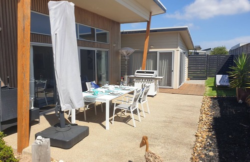 Cowes House | Cove Holiday House, quiet, near golf club & beach