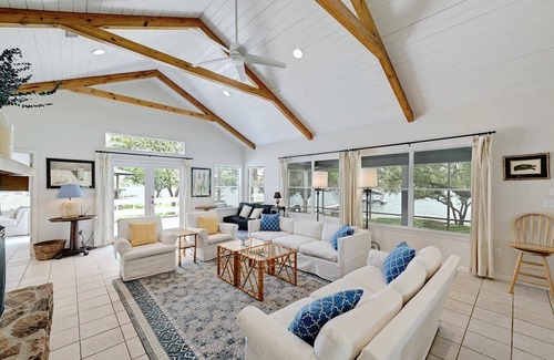 Burnet House | Cove House @ Cockleburr Cove on Inks Lake w/boat dock & tennis court