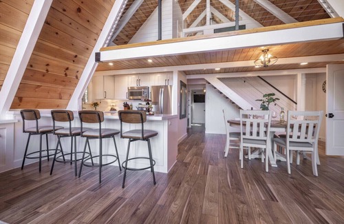 Boulder Bay Cabin | Cove Lakeside | Jacuzzi, Central AC, Private Dock!