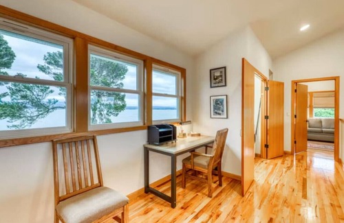 Eureka Apartment | Cove of the Majesty on Humboldt Bay