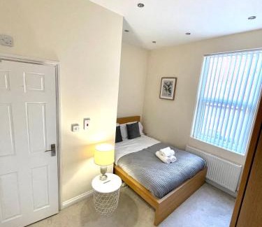 Coventry House | Coventry Large Sleeps 4 Person 4 Bedroom 4 Bath House Suitable for BHX NEC Solihull Rugby Warwick Contractors Ricoh Arena NHS Short & Long Business Stays Free Parking for 2 Vehicles, Close to City Centre High Speed Wifi