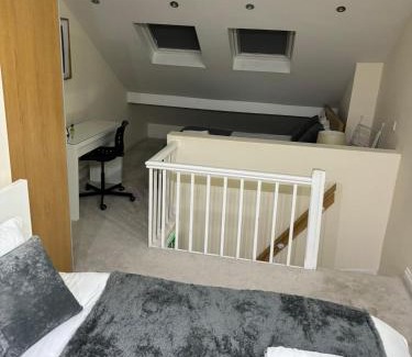 Coventry House | Coventry Large Sleeps 4 Person 4 Bedroom 4 Bath House Suitable for BHX NEC Solihull Rugby Warwick Contractors Ricoh Arena NHS Short & Long Business Stays Free Parking for 2 Vehicles, Close to City Centre High Speed Wifi